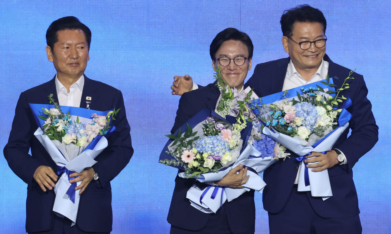 [이데일리 이영훈 기자] 김민석 더불어민주당 신임 당대표가 17일 대전시 유성구 대전컨벤션센터에서 열린 더불어민주당 제3차 정기전국당원대회에서 송영길 후보의 축하를 받고 있다.