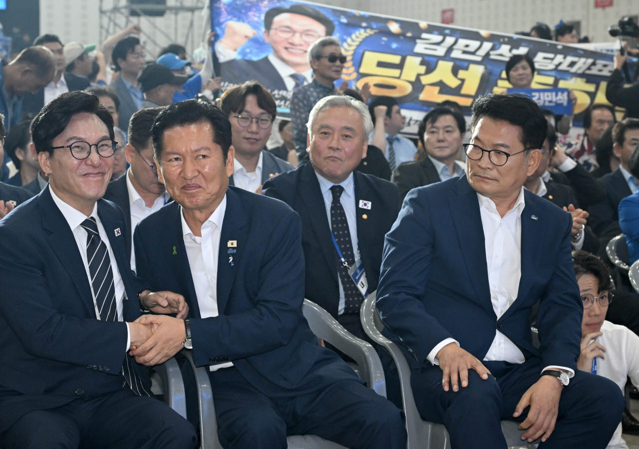 [이데일리 이영훈 기자] 김민석 더불어민주당 대표가 17일 대전시 유성구 대전컨벤션센터(DCC) 제2전시장에서 열린 '더불어민주당, 제3차 정기전국당원대회'에서 정청래와 송영길 후보의 축하를 받고 있다.