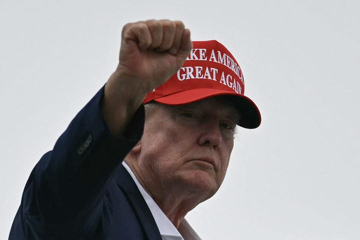 도널드 트럼프 미국 대통령이 지난 16일(현지시간) 미국 뉴저지주 모리스타운 시립공항에서 전용기 에어포스원에 탑승하며 손짓하고 있다. 트럼프 대통령은 뉴저지의 자신의 골프클럽에서 주말을 보낸 뒤 워싱턴DC로 복귀했다. (사진=AFP)