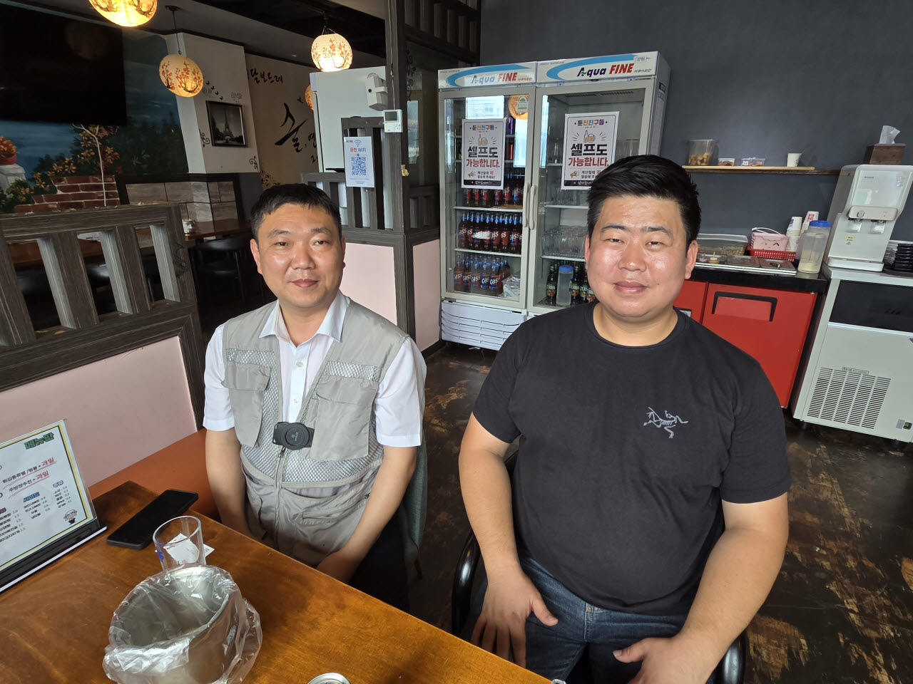 김봉기 용인시 처인구 소상공인엽합회 회장(왼쪽)과 김재학 용인시둔전골목형상점가 운영위원장. (사진=김응태 기자)