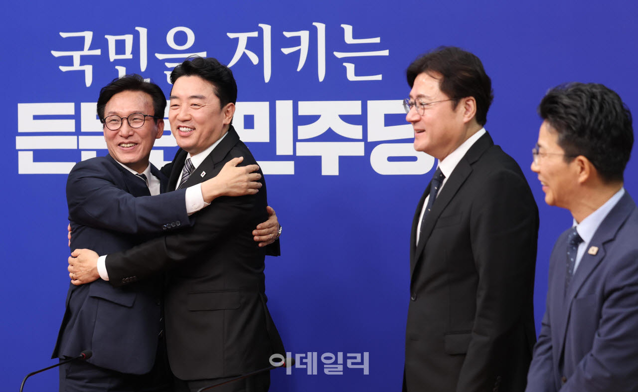 김민석(왼쪽) 더불어민주당 신임 당대표가 18일 서울 여의도 국회를 예방한 강훈식 대통령 비서실장을 접견하며 포옹하고 있다.(사진=노진환 기자)