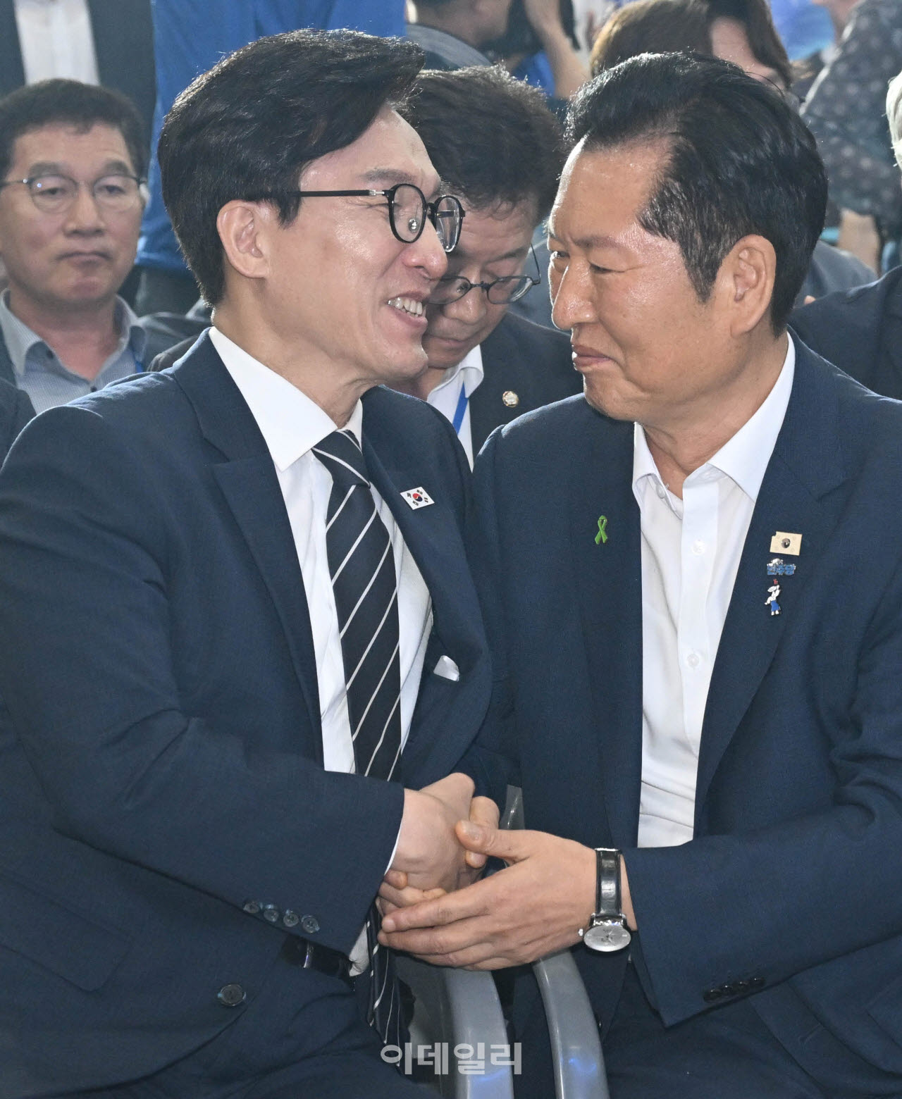 더불어민주당 당 대표에 출마한 김민석(왼쪽) 후보가 17일 대전 컨벤션센터에서 열린 제3회 더불어민주당 정기 전국당원대회에서 당 대표 당선이 확정되자 정청래 후보와 포옹을 하고 있다. (사진=이영훈 기자)