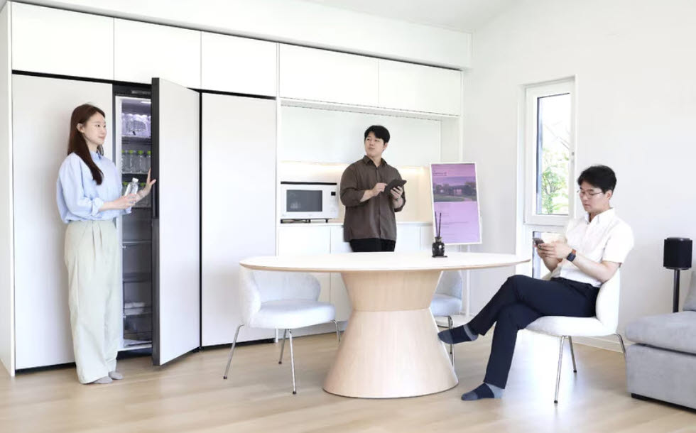 현대프리미엄아울렛 김포점에 전시한 LG 스마트코티지 신제품 모습. 내부에는 AI 가전과 IoT 기기, 냉난방공조(HVAC) 기술을 집약한 풀옵션 사양이 적용돼 방문객들은 AI 홈을 경험할 수 있다. (사진=LG전자)