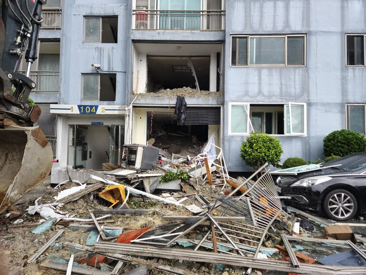 17일 오전 경남 거제시 옥포동 한 아파트에 산사태로 흘러내린 토사가 건물 내부까지 밀려들어 집기와 시설물 등이 파손돼 있다. 2026.8.17(사진=연합뉴스)