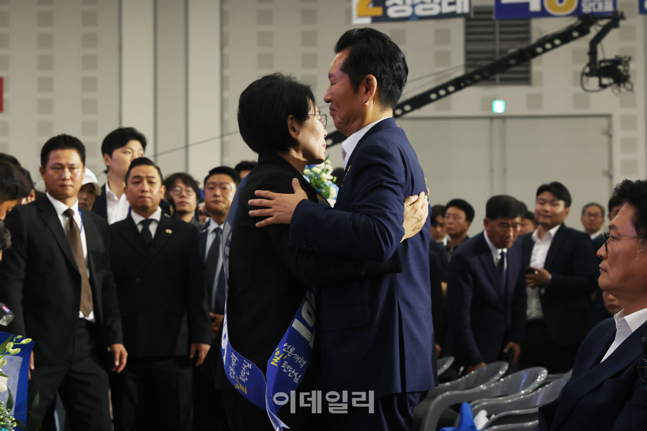정청래 더불어민주당 대표 후보자가 17일 대전시 유성구 대전컨벤션센터(DCC) 제2전시장에서 열린 '더불어민주당, 제3차 정기전국당원대회'에서 낙선한 뒤 최민희 최고위원의 위로를 받고 있다. (사진=이영훈 기자)
