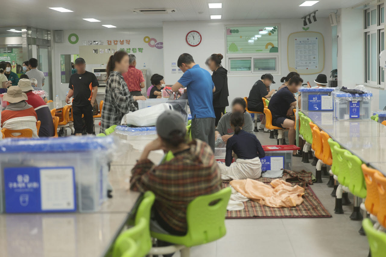 지난 17일 경남 거제시에 내린 극한호우로 산사태 피해가 발생한 옥포동 한 아파트 주민들이 성지중학교 급식소에 마련된 대피소에서 휴식하고 있다. 거제에는 이날 들어 오후 1시까지 577.4㎜의 비가 내린 것으로 집계됐다. (사진=연합뉴스)