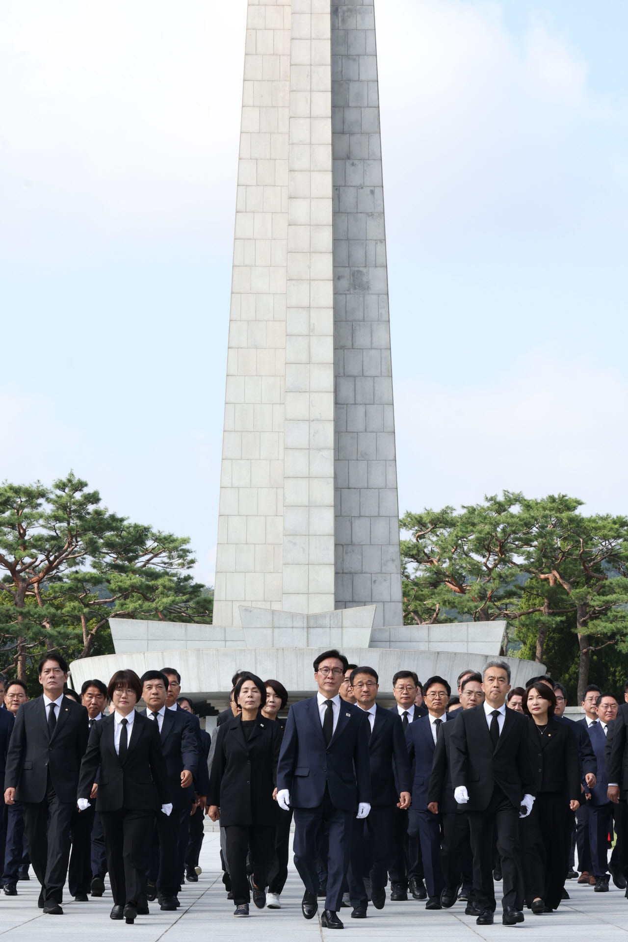 [이데일리 이영훈 기자] 김민석 더불어민주당 신임 대표와 한병도 원내대표, 최민희 신임 최고위원 등 지도부가 18일 서울 동작구 국립서울현충원 현충탑에서 참배를 미친 뒤 이동하고 있다