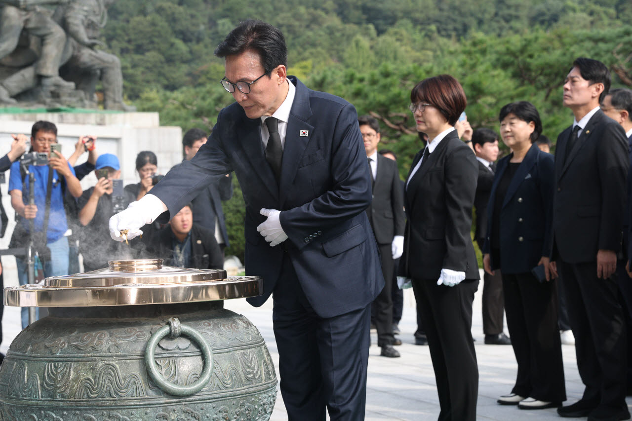 [이데일리 이영훈 기자] 김민석 더불어민주당 신임 대표가 18일 서울 동작구 국립서울현충원 현충탑에서 참배를 하고 있다.