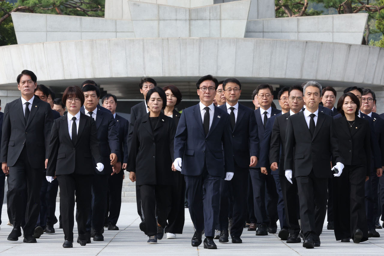 [이데일리 이영훈 기자] 김민석 더불어민주당 신임 대표와 한병도 원내대표, 최민희 신임 최고위원 등 지도부가 18일 서울 동작구 국립서울현충원 현충탑에서 참배를 마친 뒤 이동하고 있다