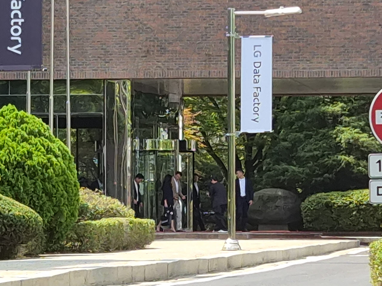 매디슨 황 엔비디아 수석이사가 18일 LG전자 데이터팩토리 방문을 마친 뒤 류재철 LG전자 최고경영자(CEO) 등 LG 경영진과 함께 건물을 나서고 있다. (사진=송재민 기자)