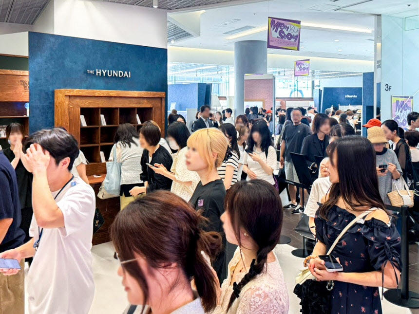 오모테산도 더현대글로벌 플래그십스토어에서 고객들이 줄을 늘어선 모습. (사진=현대백화점)