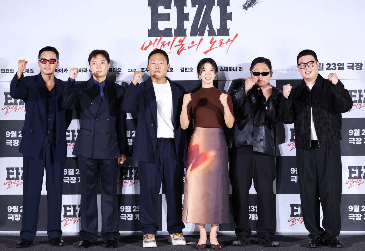 18일 서울 용산구 CGV용산아이파크몰에서 열린 영화 '타짜: 벨제붑의 노래' 제작보고회에서 감독 및 배우들이 포즈를 취하고 있다. 왼쪽부터 배우 변요한, 노재원, 최국희 감독, 임세미, 문지훈, 김민호.(사진=연합뉴스)