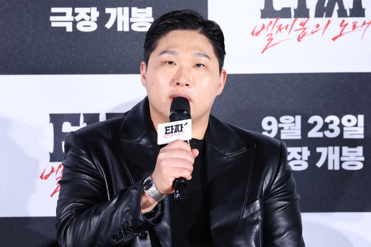 배우 문지훈(스윙스)이 18일 서울 용산구 CGV용산아이파크몰에서 열린 영화 '타짜: 벨제붑의 노래' 제작보고회에서 인사말을 하고 있다.(사진=연합뉴스)