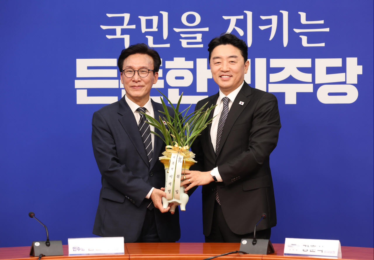 [포토]李 대통령 축하난 받는 김민석 신임 당대표