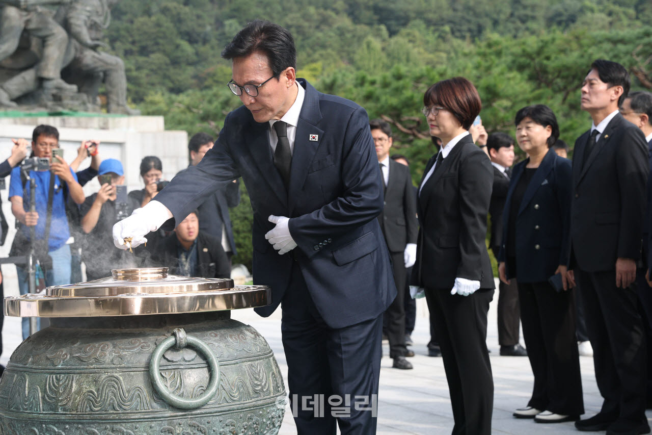 [이데일리 이영훈 기자] 김민석 더불어민주당 신임 대표가 18일 서울 동작구 국립서울현충원 현충탑에서 참배를 하고 있다.
