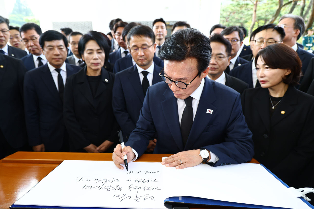 [이데일리 이영훈 기자] 김민석 더불어민주당 신임 대표가 18일 서울 동작구 국립서울현충원에서 신임 지도부와 현충탑 참배를 마친 뒤 방명록을 작성하고 있다.