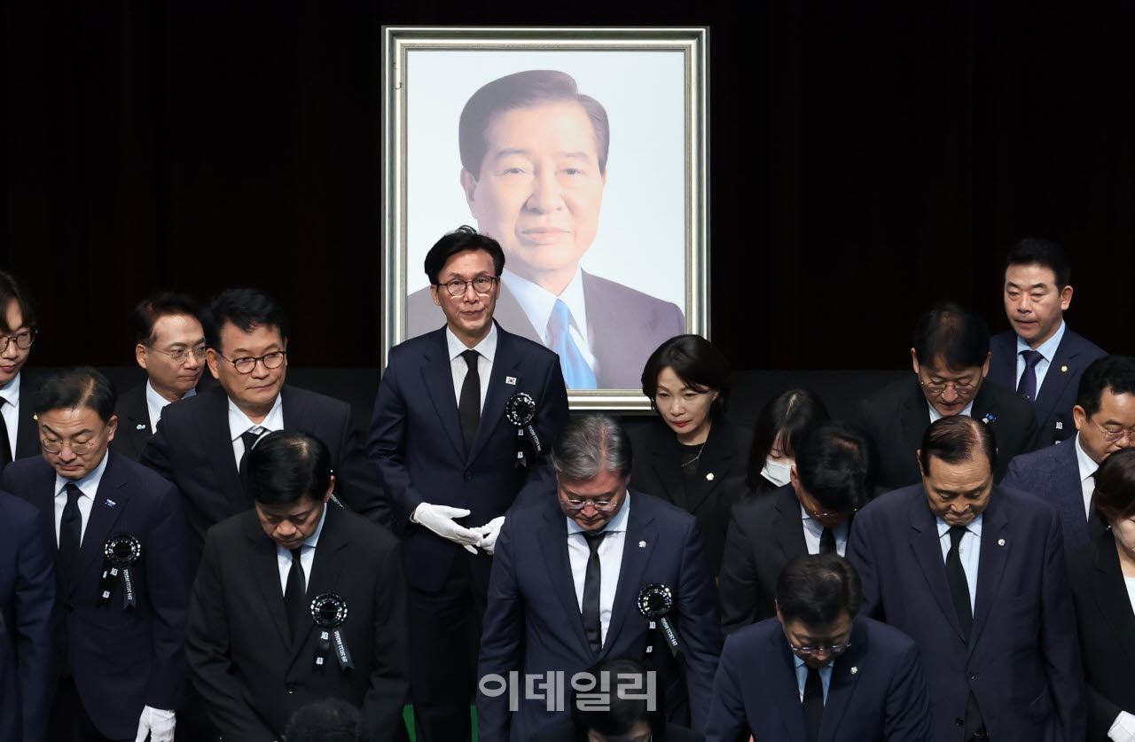 [이데일리 이영훈 기자] 김민석 더불어민주당 대표와 전·현직 의원들이 18일 오전 서울 동작구 국립서울현충원 현충관에서 열린 김대중 대통령 서거 17주기 추모식에 참석해 헌화를 마친 후 이동하고 있다.