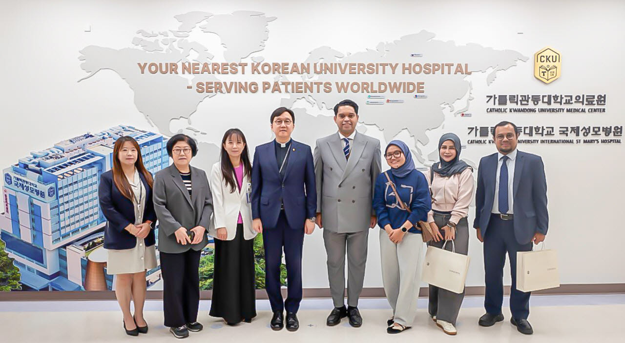 (가운데 좌,우)가톨릭관동대학교의료원장 겸 병원장 고동현 신부(왼쪽 4번째)와 셀와스 영사(왼쪽 5번째).