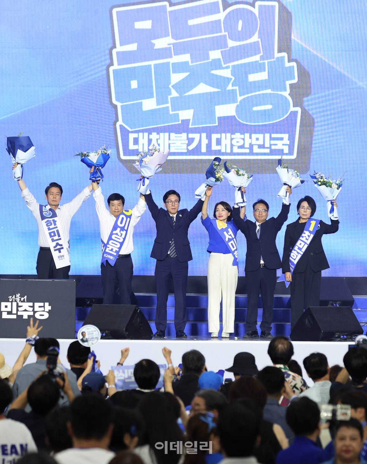 김민석 더불어민주당 신임 대표가 17일 대전 유성구 대전컨벤션센터(DCC) 제2전시장에서 열린 제3차 정기전국당원대회에서 신임 지도부와 함께 기념촬영을 하고 있다. 왼쪽부터 최고위원인 한민수, 이성윤, 김 대표, 서미화, 박선원, 최민희. (사진=이영훈 기자)