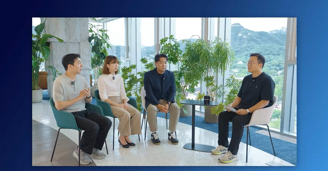 (좌측부터)정서현 LGU+ CS AX 실행팀 책임, 박하윤 LGU+ 워크스페이스 TF 책임, 김준원 KT AX CoE팀 팀장이 한국MS '프런티어 트랜스포메이션 위크'에 참석해 자사의 AX 사례를 소개하고 있다(사진=윤정훈 기자)