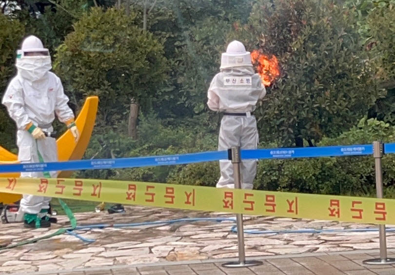 18일 부산 서구 송도 해상케이블카 인근에서 벌 쏘임 사고가 발생해 소방관들이 벌집을 제거하고 있다. (사진=부산소방재난본부)
