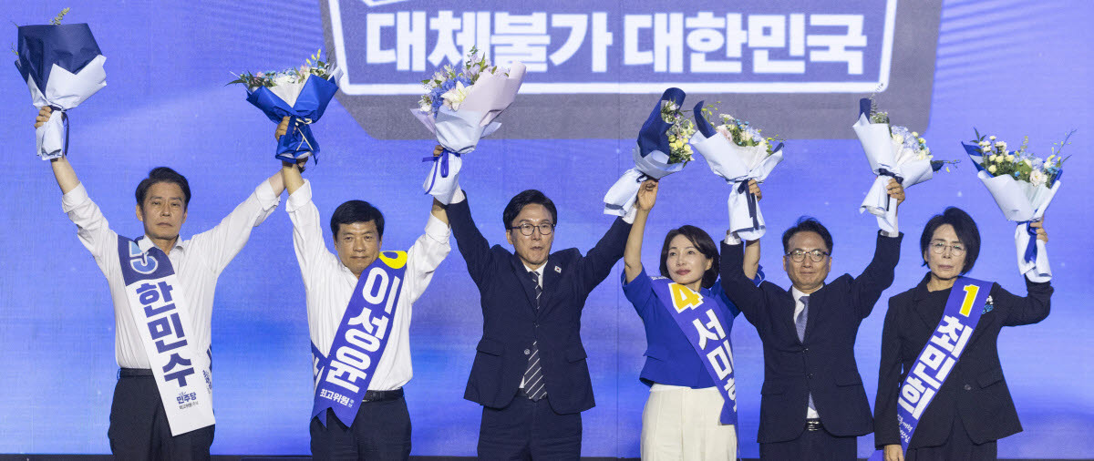 더불어민주당 당 대표에 선출된 김민석 전 총리와 최고위원 당선인들이 17일 대전 컨벤션센터에서 열린 제3회 더불어민주당 정기 전국당원대회에서 당원들과 국민들을 향해 인사하고 있다. (왼쪽부터) 한민수 최고위원, 이성윤 최고위원, 김 신임 당 대표, 서미화 최고위원, 박선원 최고위원, 최민희 수석최고위원.(사진=연합뉴스)