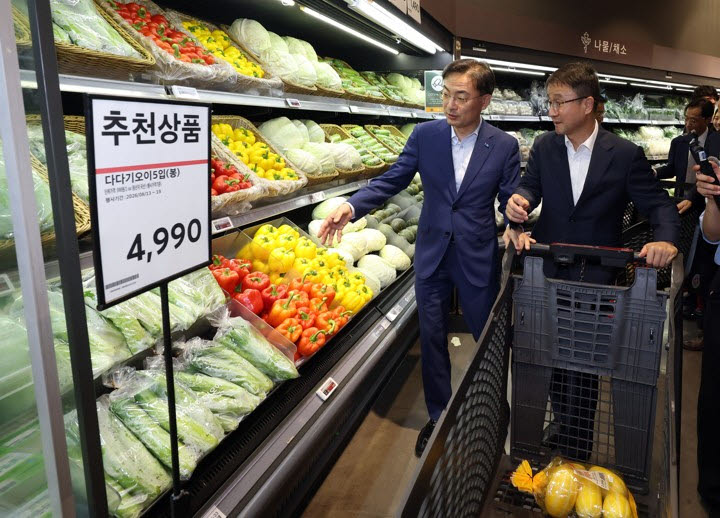 더불어민주당 한병도 대표 직무대행 겸 원내대표와 조국혁신당 신장식 대표가 13일 서울 홈플러스 강서점에서 홈플러스 정상화를 위한 장보기 캠페인 기자회견을 마치고 장을 보고 있다. (사진=공동취재/연합뉴스)