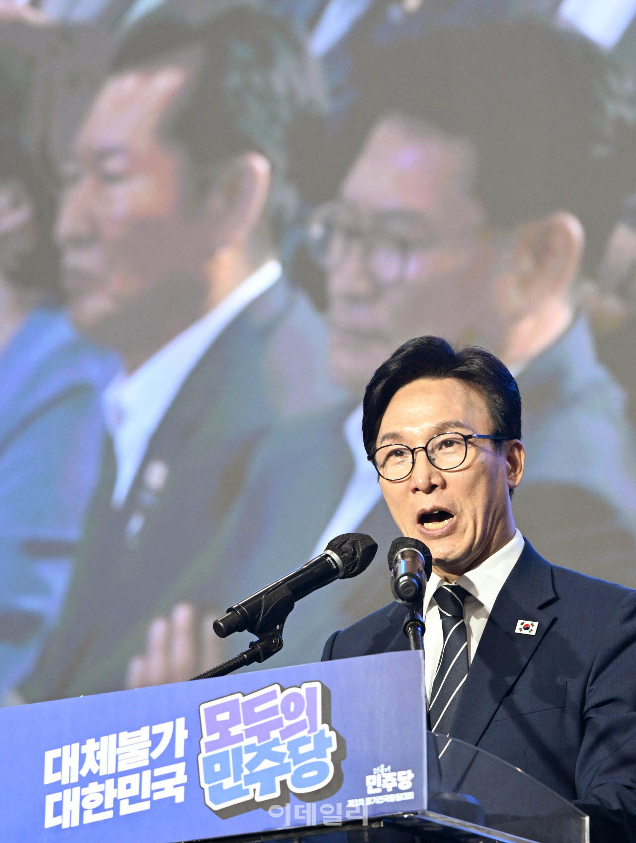 김민석 더불어민주당 신임 당대표가 17일 대전 컨벤션센터에서 열린 제3회 더불어민주당 정기 전국당원대회에서 당 대표로 선출된 뒤 수락연설을 하고 있다.(사진=이영훈 기자)