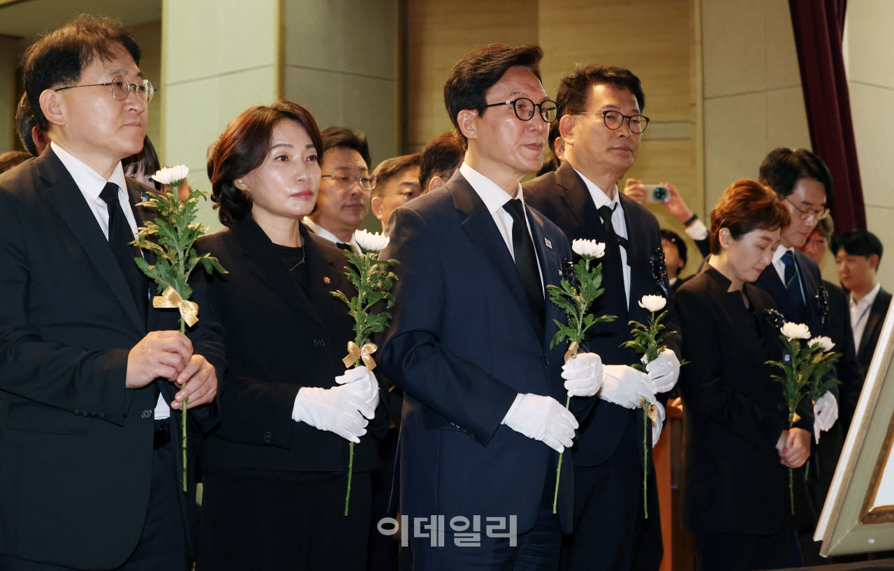 김민석 더불어민주당 대표(왼쪽 세번째)와 전·현직 의원들이 18일 오전 서울 동작구 국립서울현충원 현충관에서 열린 김대중 대통령 서거 17주기 추모식에 참석해 헌화를 하고 있다.(사진=이영훈 기자)