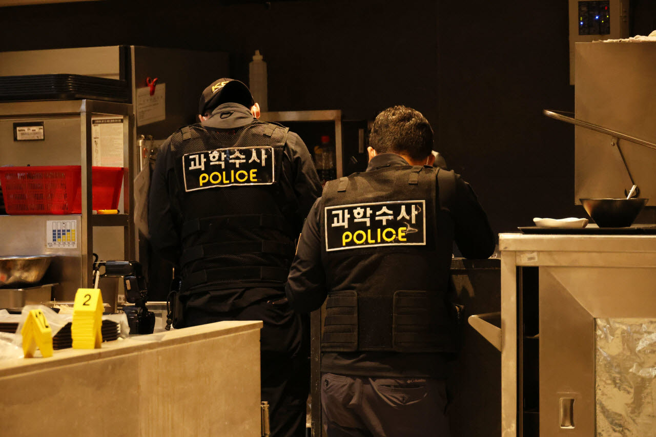 지난 4월 30일 저녁 대전 서구 한 백화점 식당가에서 흉기 난동이 발생해 경찰 과학수사대가 범행 현장에서 증거를 보존하고 있다. (사진=연합뉴스)