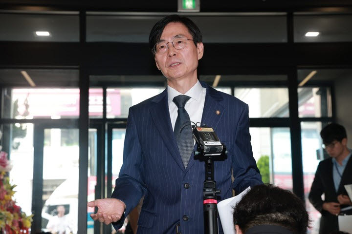 조경태 국민의힘 의원이 18일 서울 영등포구 여의도 중앙당사에서 열린 당 중앙윤리위원회 전체회의에 출석한 뒤 취재진 질문에 답하고 있다. 앞서 조 의원은 야당 몫 국회부의장 선출 과정에서 다른 당 의원들에게 자당 소속 박덕흠 국회부의장을 낙선시켜야 한다고 종용한 이유로 윤리위에 제소됐다. (사진=연합뉴스)