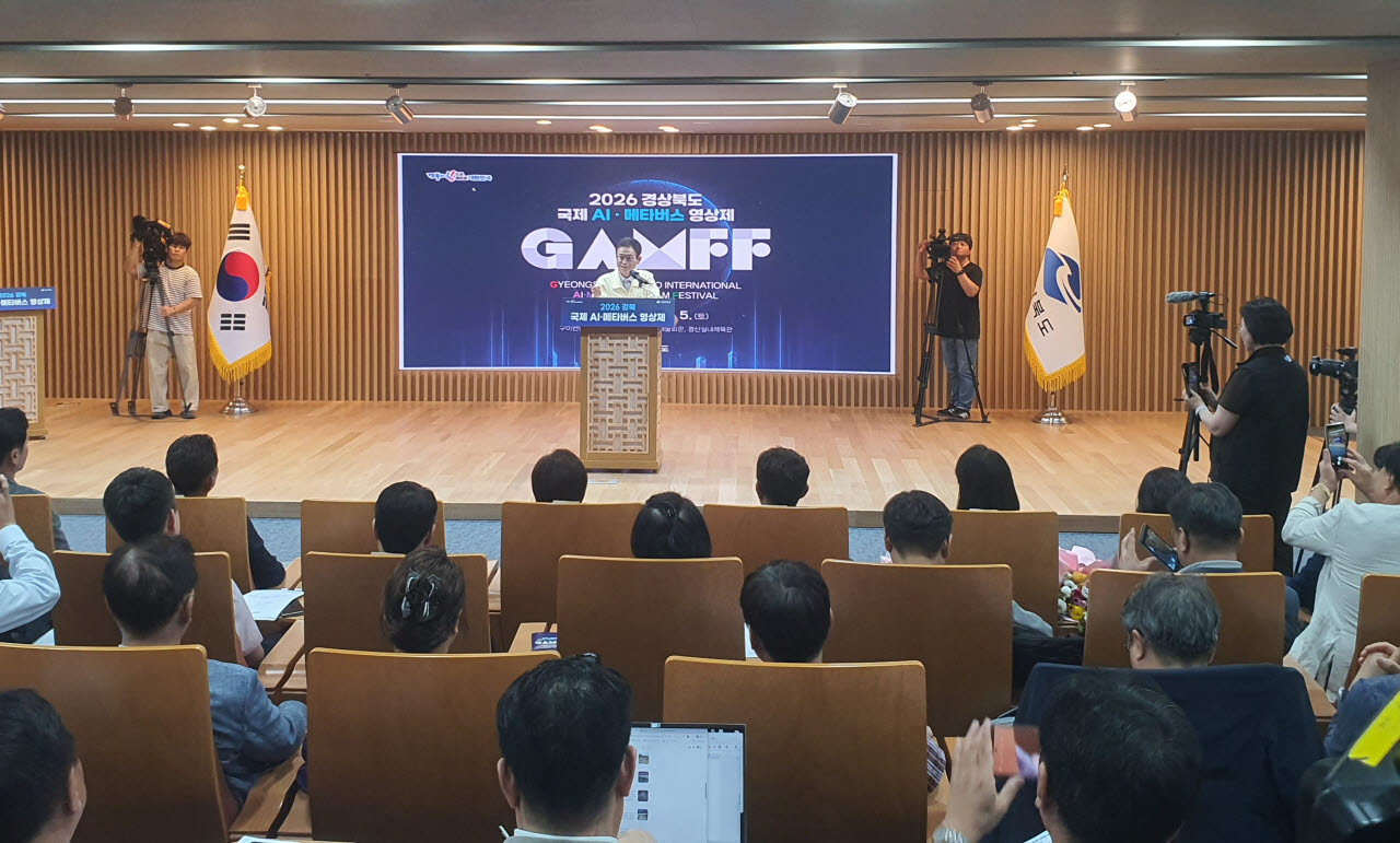 18일 경북도청에서 이철우 경북도지사가 '경북 국제 AI 메타버스 영상제'에 대해 언론 브리핑을 진행하고 있다.(사진=홍석천 기자)