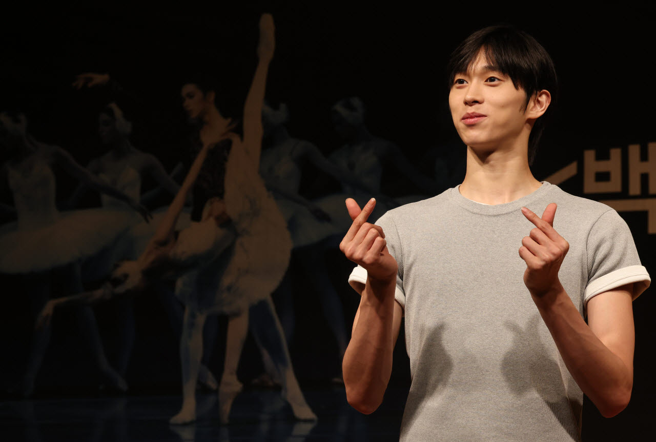 유니버설발레단 공동기획 '백조의 호수'에서 지크프리드 역을 맡은 전민철(사진=뉴시스).