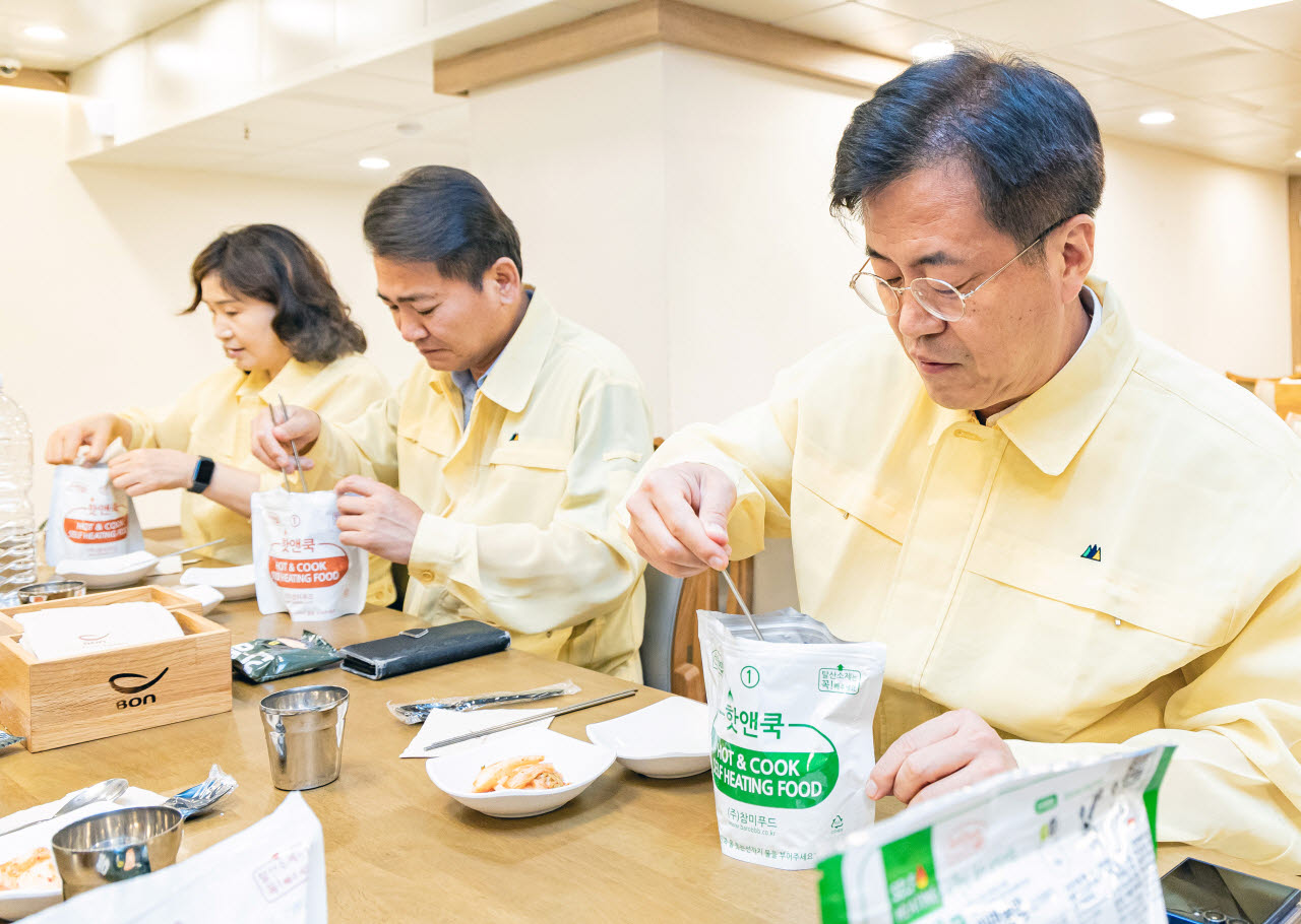 “오늘 아침은 비상식량입니다” 조유진(오른쪽) 영등포구청장이 18일 오전 비상식량으로 아침식사를 하고 있다. (사진=영등포구)