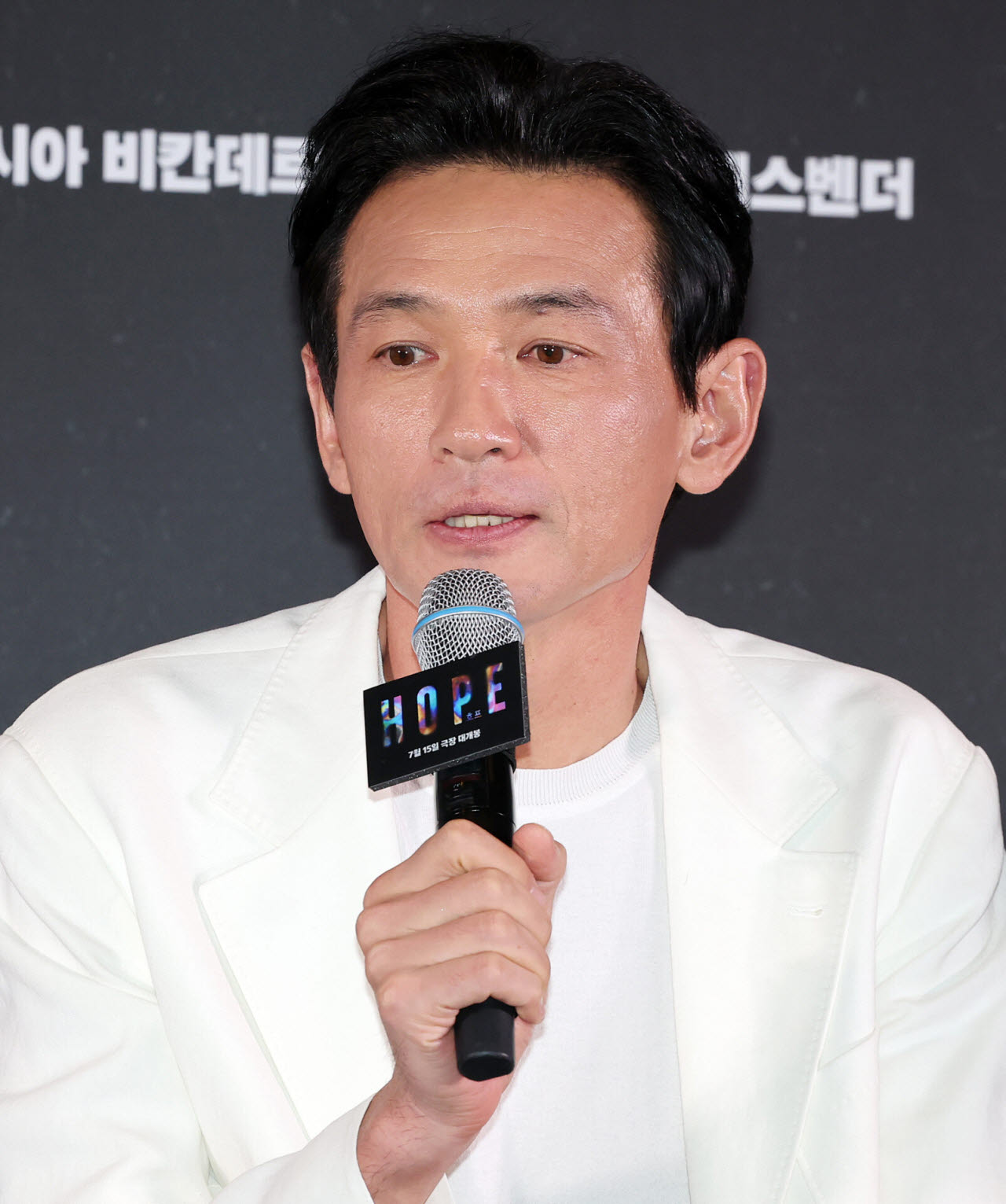 취재진 질문에 답변하는 황정민(사진=뉴스1)