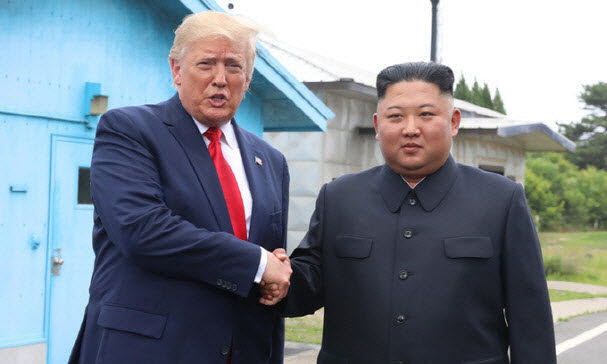 도널드 트럼프 미국 대통령(왼쪽)이 집권 1기 시절인 2019년 6월 판문점에서 북한 김정은 국무위원장과 만나 악수하고 있다.(사진=연합뉴스)