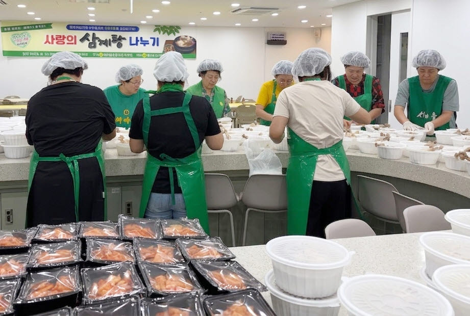 새마을운동 도봉구지회 ‘사랑의 삼계탕 나눔’ 행사에 참석한 도봉구 새마을부녀회원들이 지난 13일 다 가치 공유부엌에서 삼계탕 봉사를 하고 있다. (사진=도봉구)