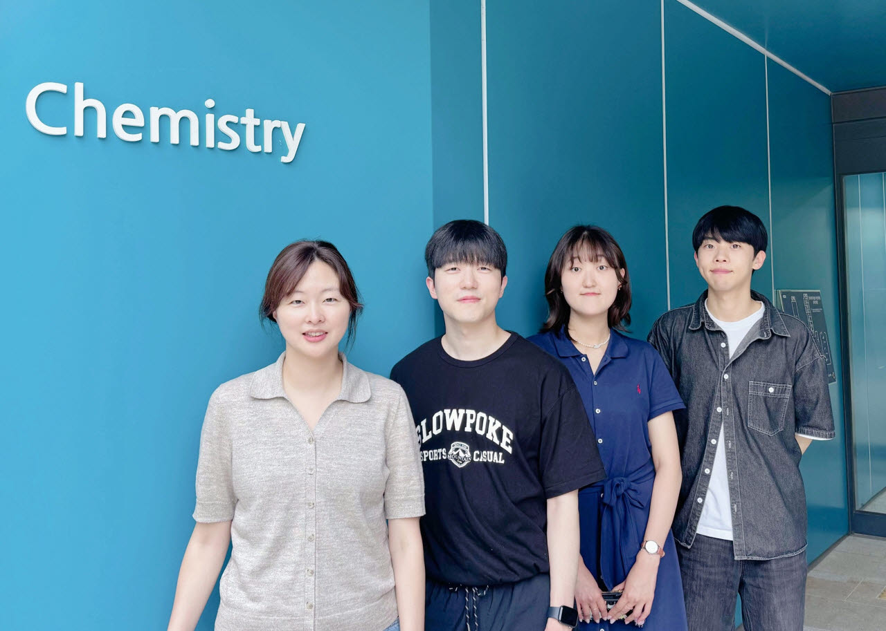 연구진 사진.(왼쪽부터)박선아 KAIST 교수, 박근찬 포항공대 학생, 이규원 포항공대 석사, 김강민 포항공대 학생.(사진=KAIST)
