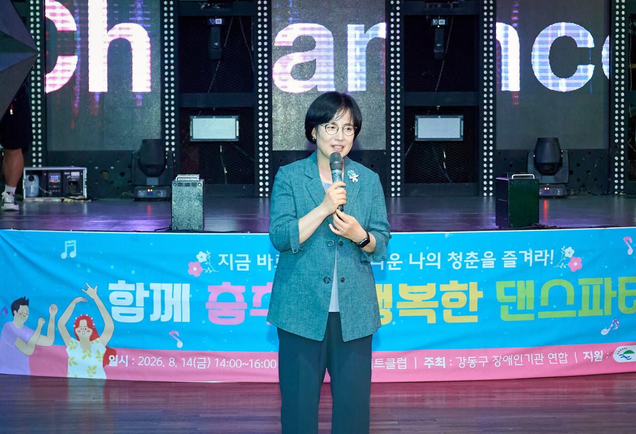 2026 장애인부모연대 강동지회 댄스파티에서 이수희 강동구청장이 인사말을 하고 있다. (사진=강동구)