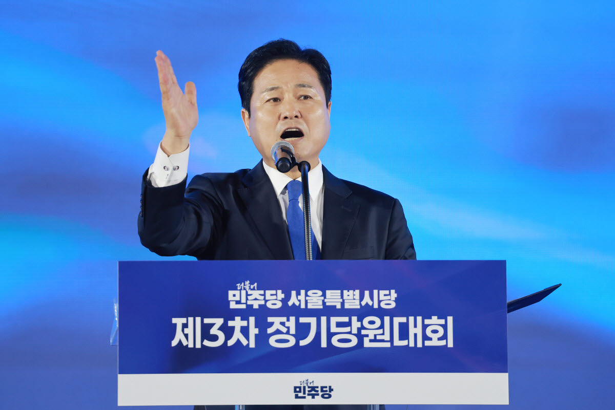 더불어민주당 서울특별시당 위원장에 선출된 김영배 의원이 16일 경기 고양시 킨텍스에서 열린 민주당 서울시당 정기당원대회에 참석해 수락 연설하고 있다. (사진=연합뉴스)