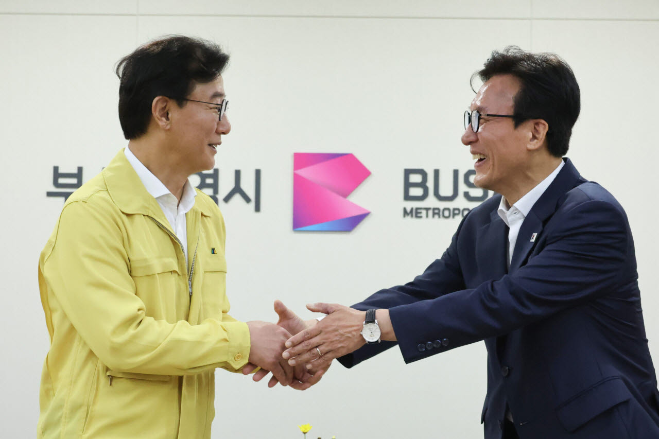 김민석 더불어민주당 대표(오른쪽)가 19일 부산광역시 연제구 부산시청에서 전재수 부산시장과 면담하며 인사하고 있다.(사진=뉴스1)