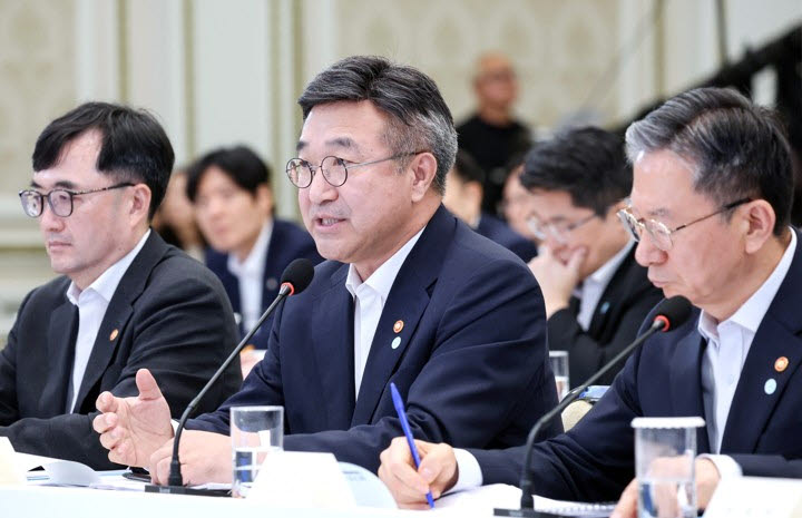 답변하는 윤호중 행안부 장관