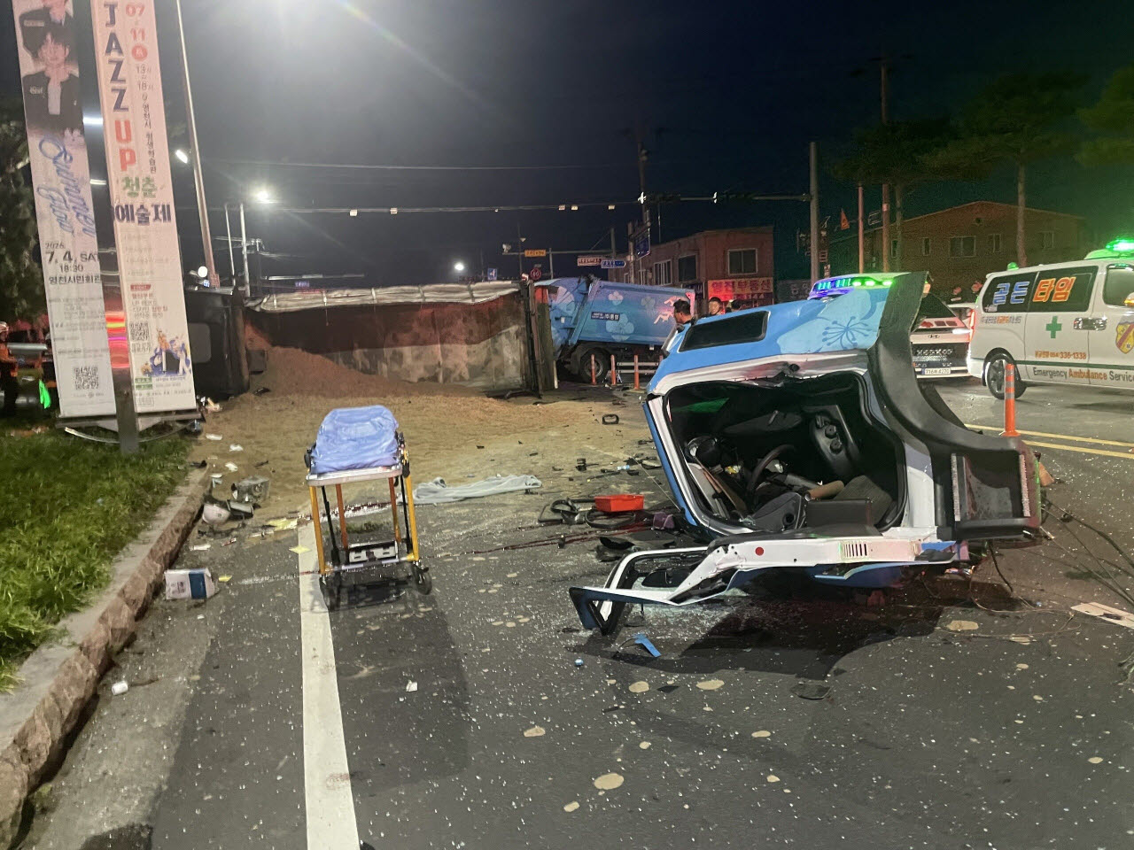 19일 오전 4시 3분께 경북 영천시 도동네거리에서 6t 청소차와 25t 덤프트럭이 충돌하는 사고가 났다. 이 사고로 청소차에 타고 있던 3명이 숨지고 덤프트럭 운전자 1명이 중상을 입었다. 사진은 사고 현장 모습. (사진=영천시)