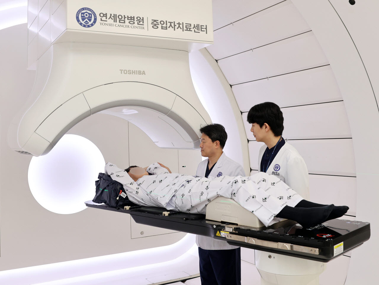 금웅섭 중입자치료센터장(왼쪽) 등 의료진이 중입자치료를 준비 중이다.