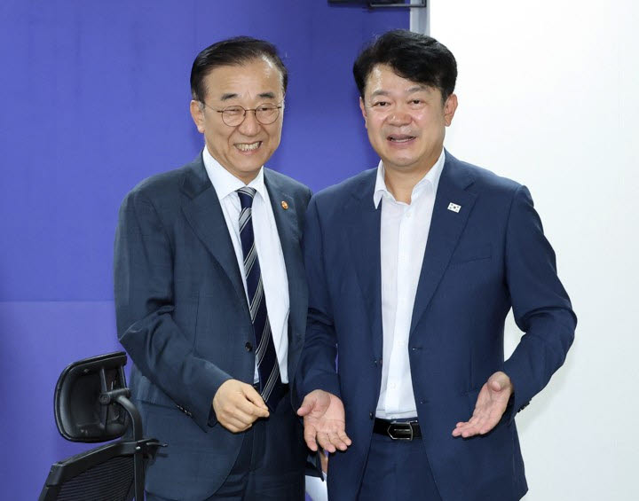 김윤덕 국토교통부 장관(왼쪽)이 19일 국회 의원회관에서 열린 국토교통위 당정 협의에서 복기왕 더불어민주당 간사와 얘기를 나누고 있다. (사진=연합뉴스)