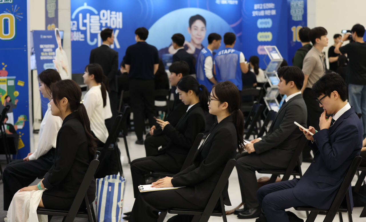 19일 오전 서울 중구 동대문디자인플라자에서 열린 '2026 금융권 공동채용 박람회'에서 구직자들이 면접을 준비하고 있다.