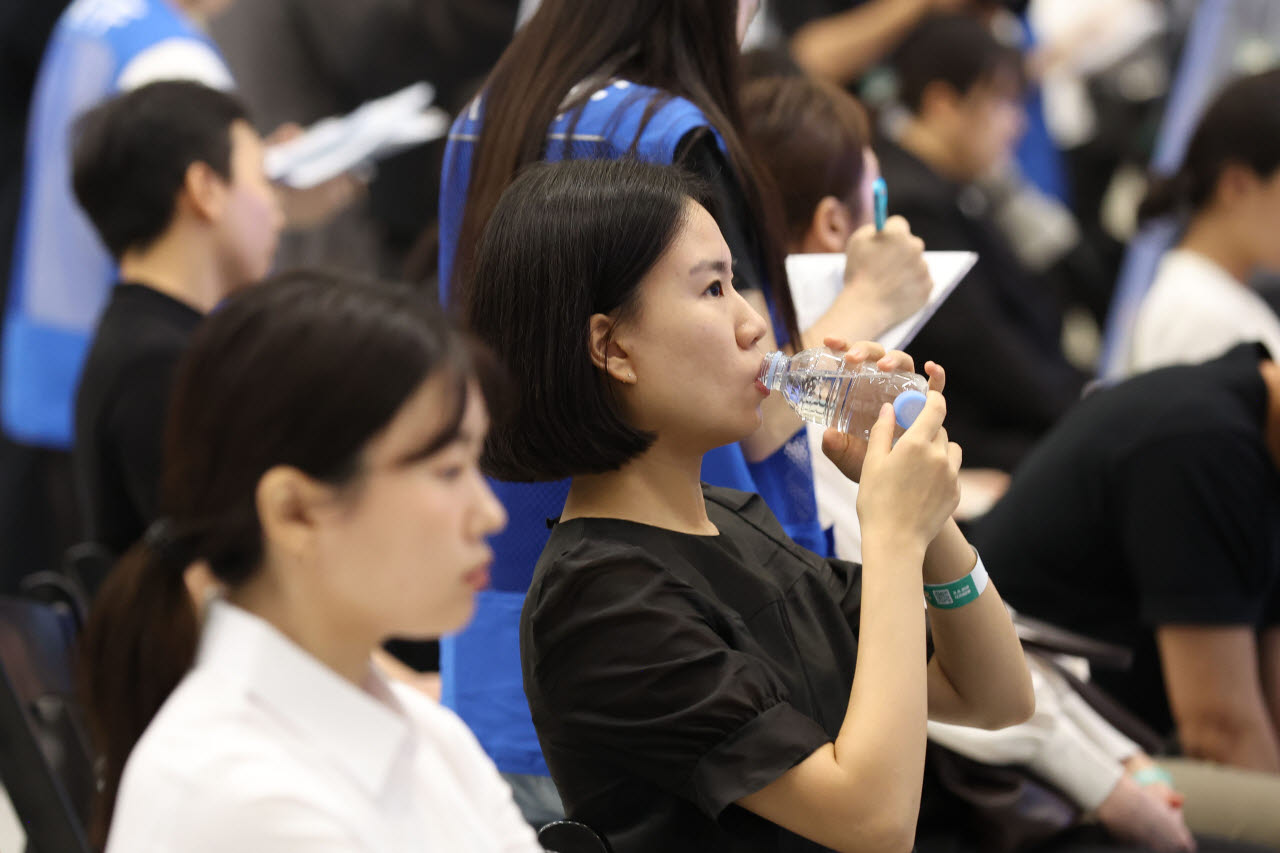19일 오전 서울 중구 동대문디자인플라자에서 열린 '2026 금융권 공동채용 박람회'에서 한 구직자가 물을 마시고 있다.