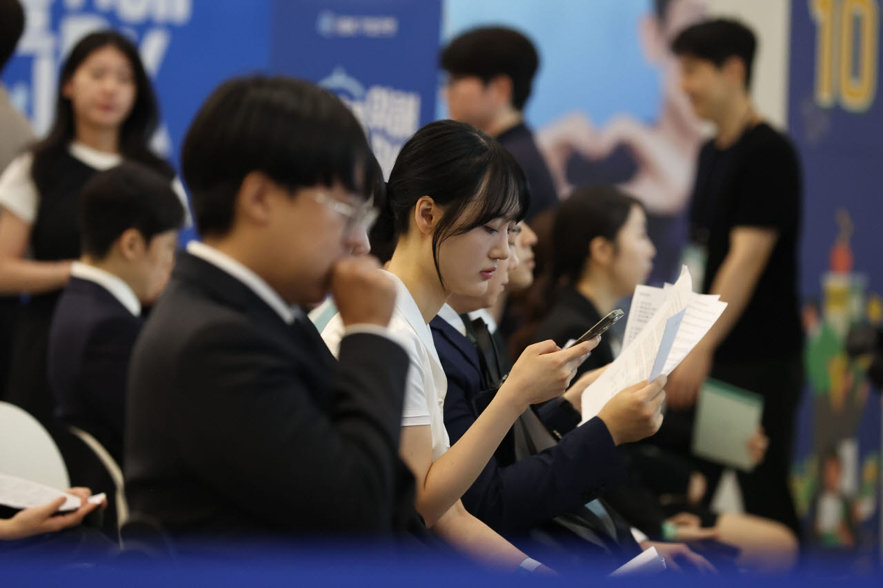19일 오전 서울 중구 동대문디자인플라자에서 열린 '2026 금융권 공동채용 박람회'에서 구직자들이 면접을 준비하고 있다.