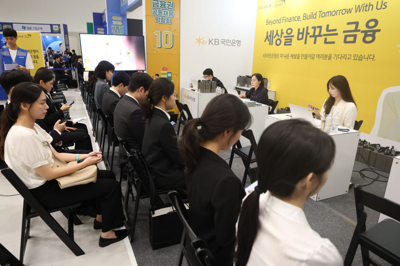 19일 오전 서울 중구 동대문디자인플라자에서 열린 '2026 금융권 공동채용 박람회'에서 구직자들이 면접을 준비하고 있다.