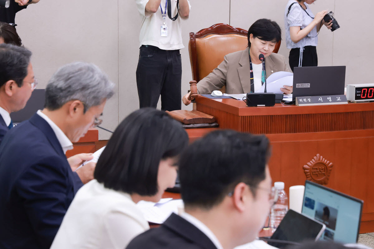 지난달 30일 국회에서 열린 법제사법위원회 전체회의에서 위원장인 서영교 더불어민주당 의원이 '제9회 전국동시지방선거 투표용지 부족 사태 등 국민 참정권 침해 의혹 진상 규명을 위한 특별검사의 임명 등에 관한 법률안'을 상정하고 있다.(사진=연합뉴스)